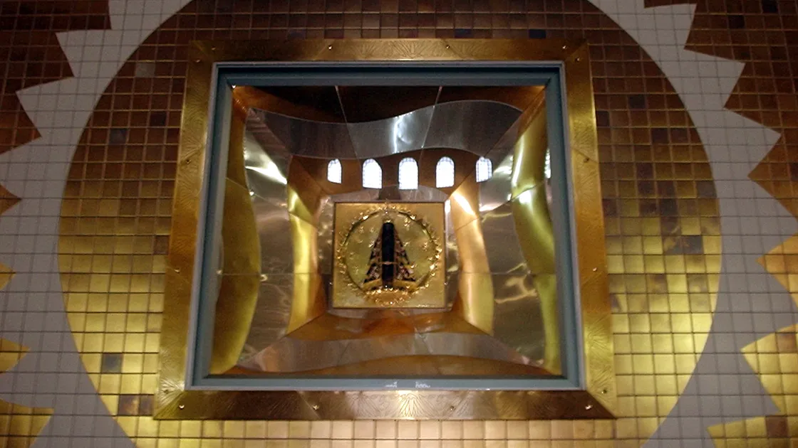 A imagem original de Nossa Senhora Aparecida exposta em nicho dourado na Basílica do Santuário Nacional