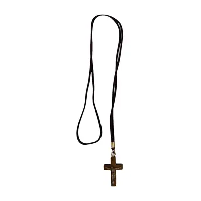 Colar com Cruz de Madeira e Crucifixo em Metal