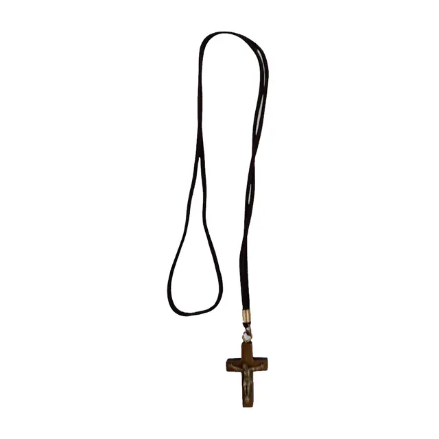 Colar com Cruz de Madeira e Crucifixo em Metal