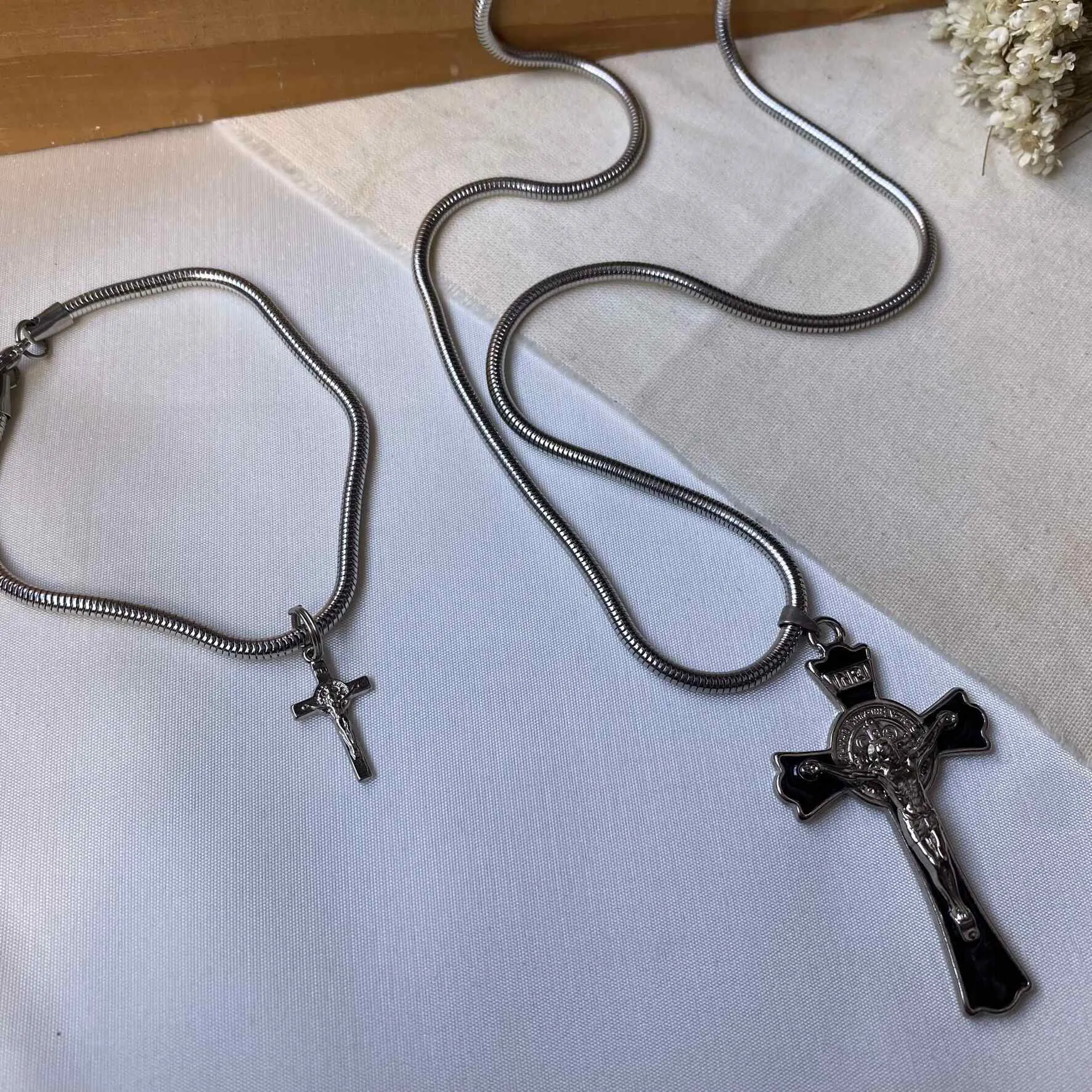 Conjunto de Colar Cruz Resinada e Pulseira em Aço Inox