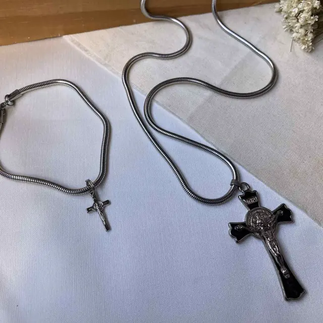 Conjunto de Colar Cruz Resinada e Pulseira em Aço Inox