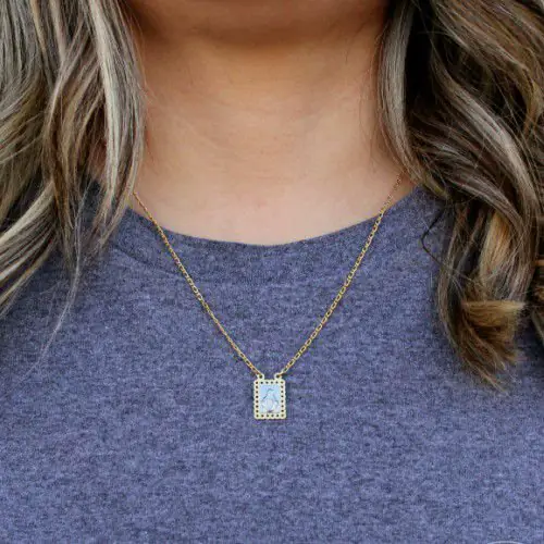Escapulário Retangular Folheado Ouro 18k com Placa