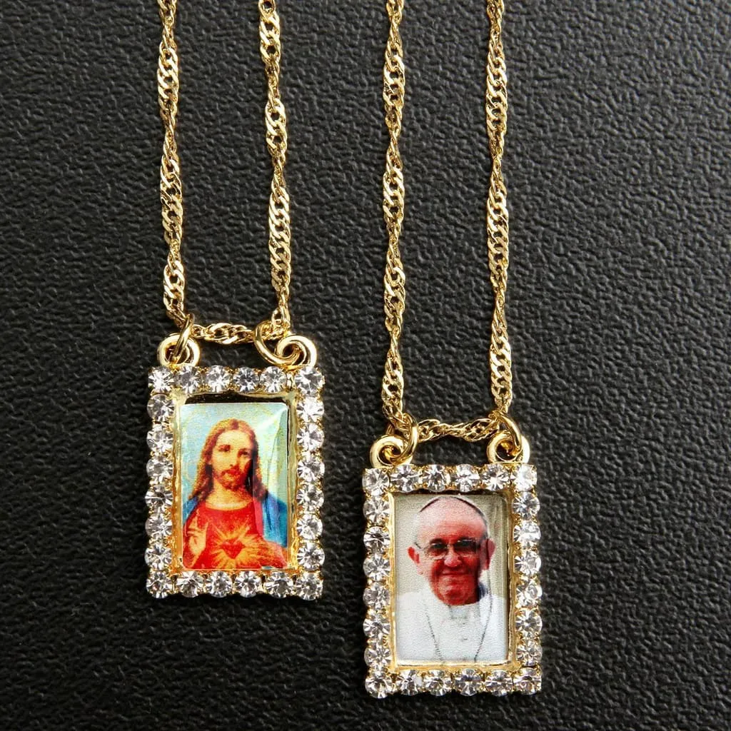 Escapulário Feminino Papa Francisco Folheado a Ouro com Strass