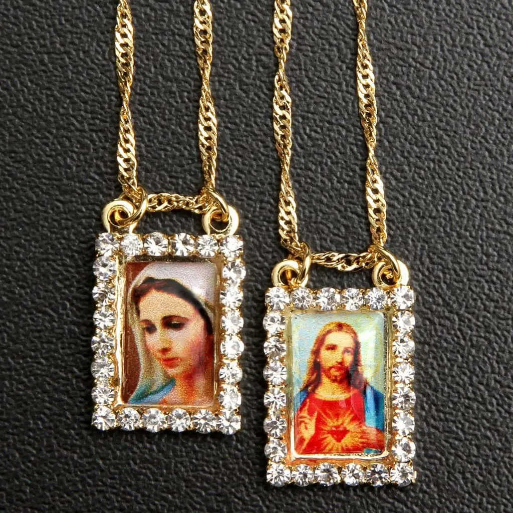 Escapulário Feminino Rainha da Paz Folheado a Ouro com Strass