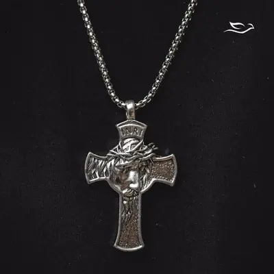 Colar com Crucifixo Face de Cristo em Inox