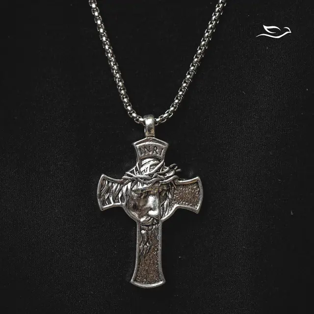 Colar com Crucifixo Face de Cristo em Inox
