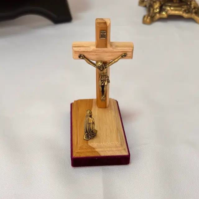 Crucifixo com Base em Madeira e Imagem de Maria