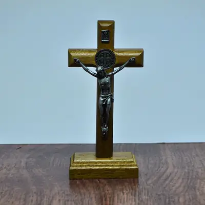 Crucifixo Madeira de Mesa 12cm com São Bento