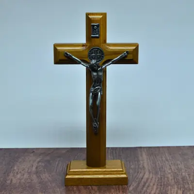 Crucifixo Madeira de Mesa 17cm com São Bento