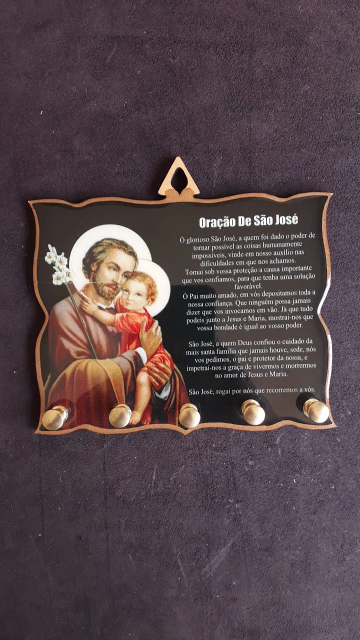 Porta-Chaves em Madeira com São José para a Casa
