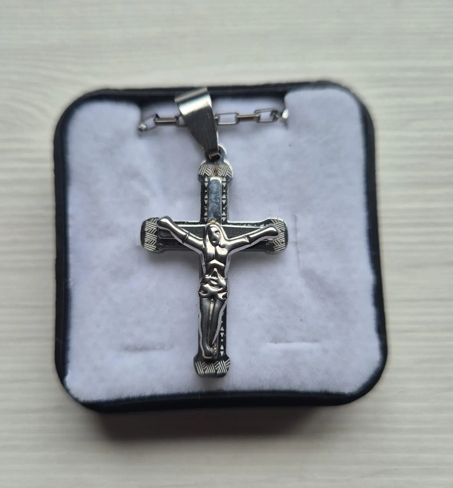 Colar de Aço Crucifixo para Devoção Diária