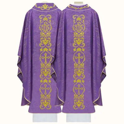 Casula para o Sacerdote na Eucaristia