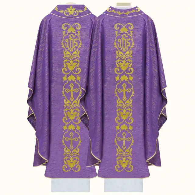 Casula para o Sacerdote na Eucaristia
