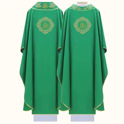 Casula para o Sacerdote na Eucaristia