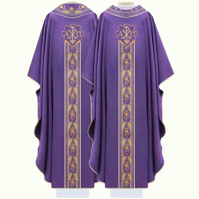 Casula em Gabardine para o Sacerdote na Eucaristia