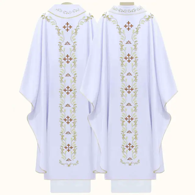 Casula em Gabardine para o Sacerdote na Eucaristia